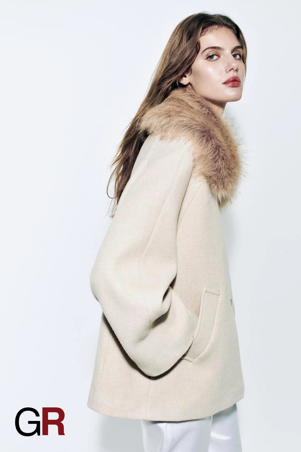 Regal Lapel Slim-Fit Wool Coat - GlamoROZ