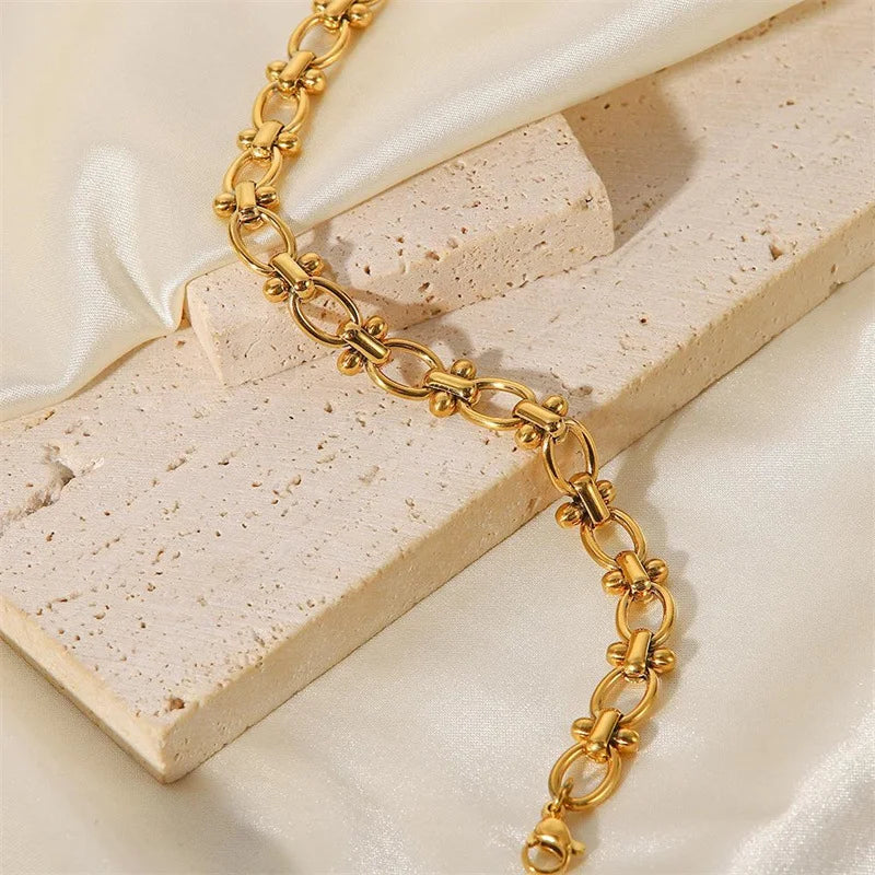 Chic Gold Statement Bracelet - GlamoROZ