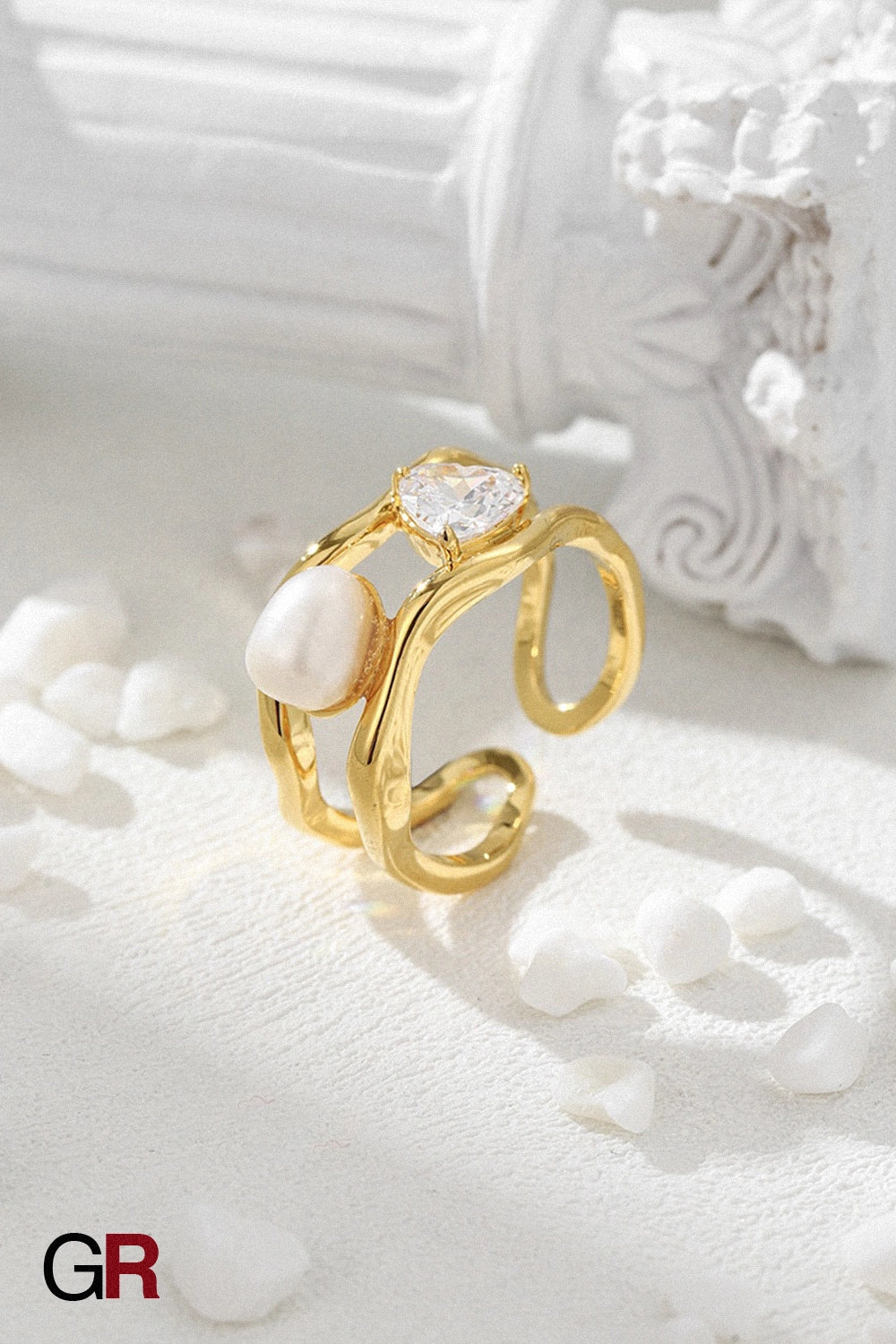 “GlamoROZ Lune Dore Gold & Pearl Ring Jewelry close-up of gold band and natural pearl”