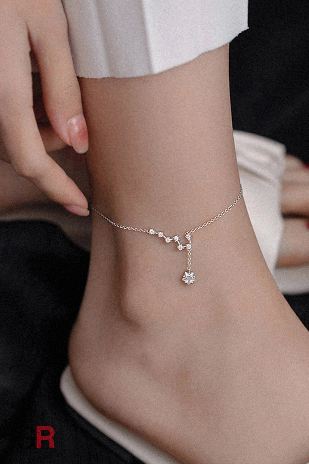 “GlamoROZ Éclat Argenté Luminous Silver Anklet Jewelry clasp and star charm detail close-up”