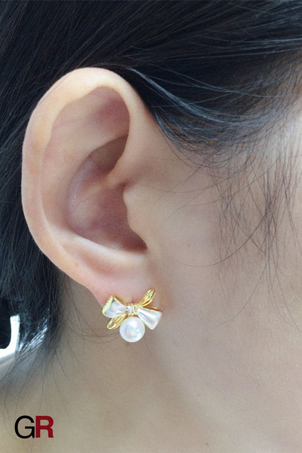 Petite Élégance Bow Earrings