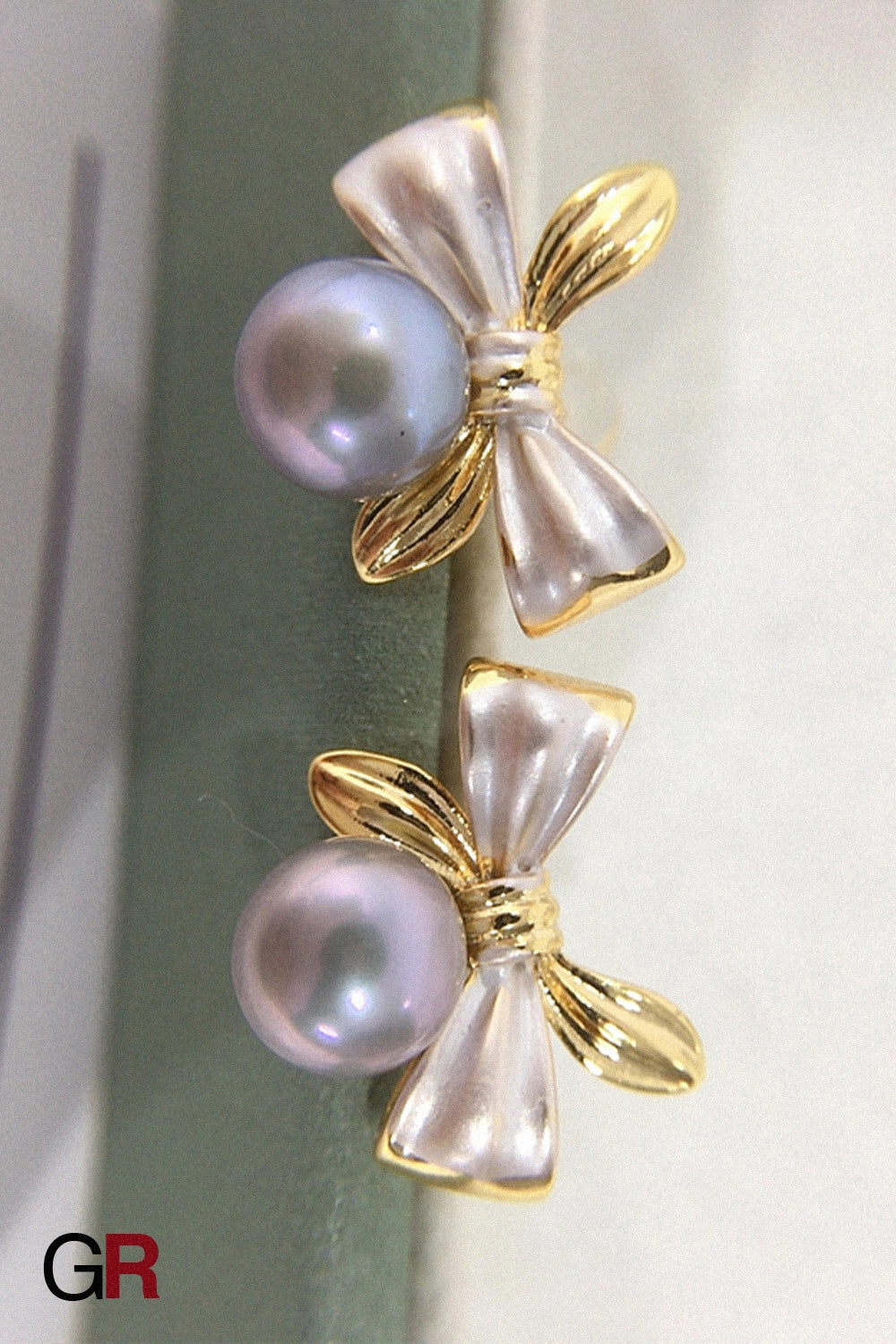 Petite Élégance Bow Earrings