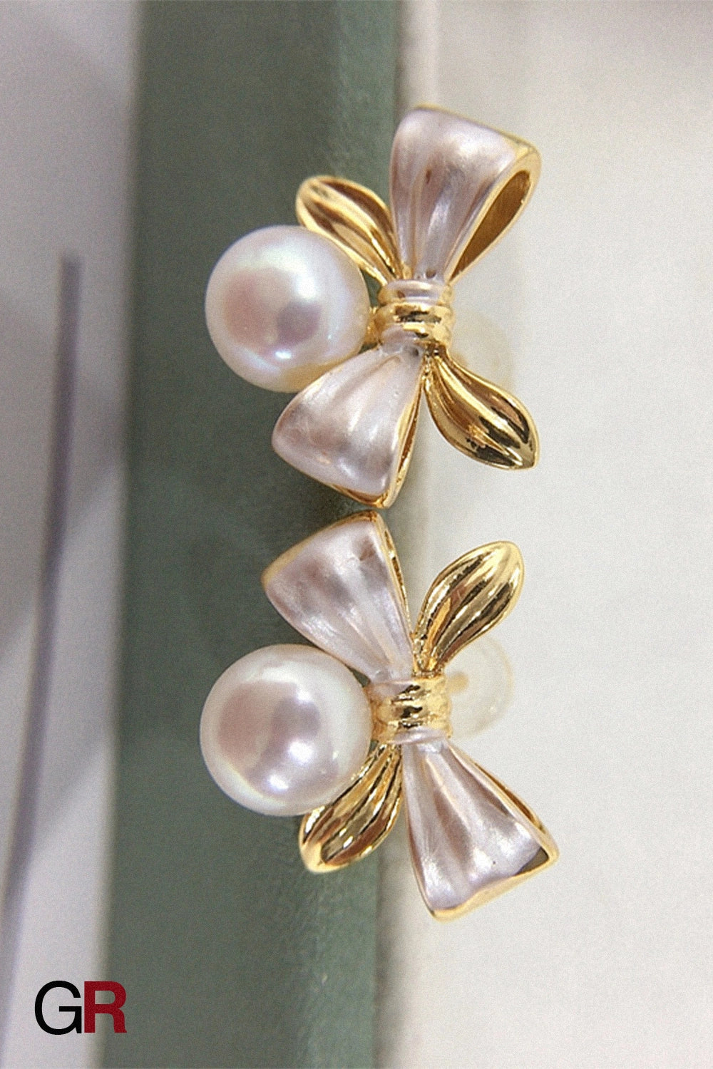 Petite Élégance Bow Earrings