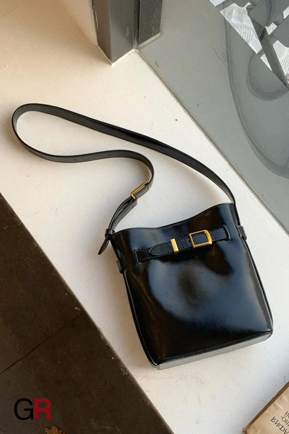 Oil Wax Leather Shoulder Messenger Bag Retro Simple Bucket Bag