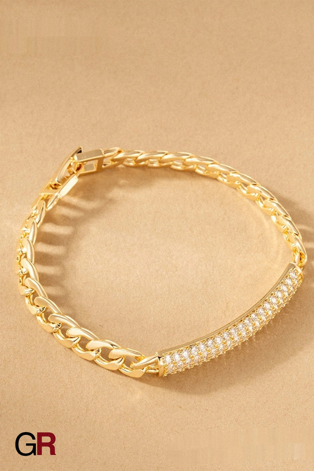 “GlamoROZ Aurora Pavé Luminous Gold Link Bracelet Jewelry clasp and link detail close-up”