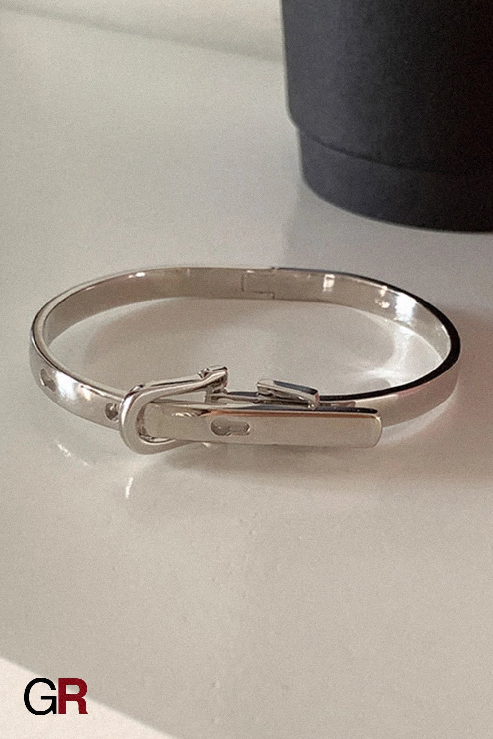 “GlamoROZ Argent Chic Luminous Silver Link Bracelet Jewelry close-up of polished silver chain detail”