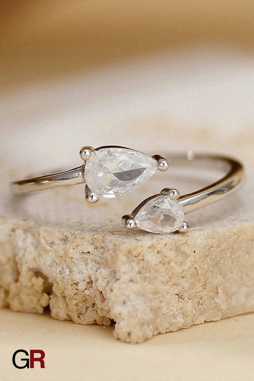 “GlamoROZ Éclat Duo Silver Teardrop Open Band Ring Jewelry silver band and open-end detail close-up”
