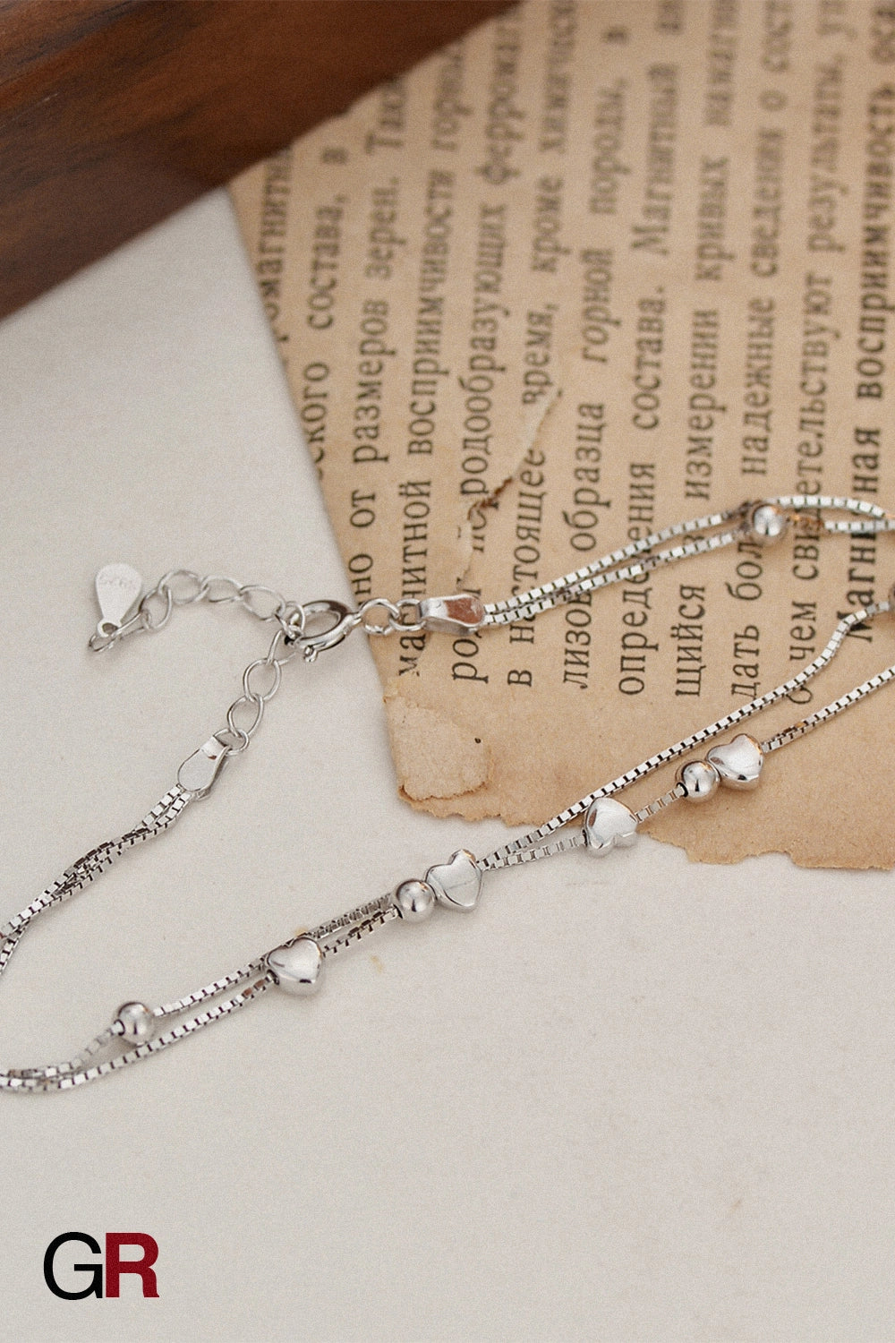 “GlamoROZ Luna Cœur Luminous Gold Beaded Bracelet Jewelry gold-plated chain and clasp detail close-up”