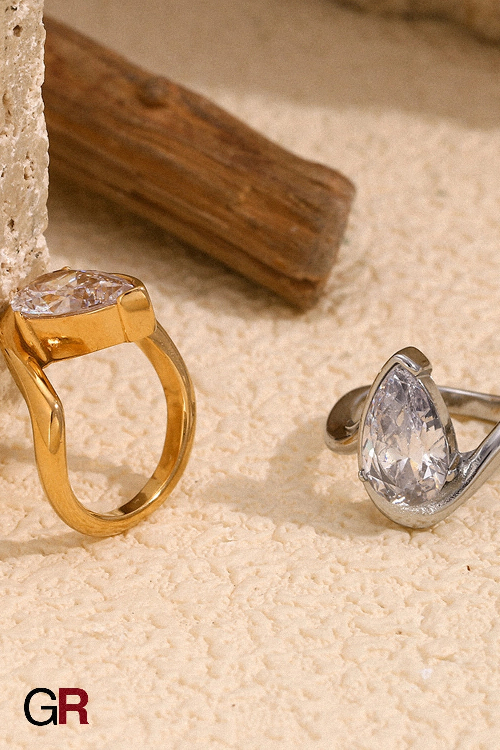 “GlamoROZ Aureole Doré Teardrop Open Band Ring Jewelry macro shot highlighting polished gold surface and open-end design”