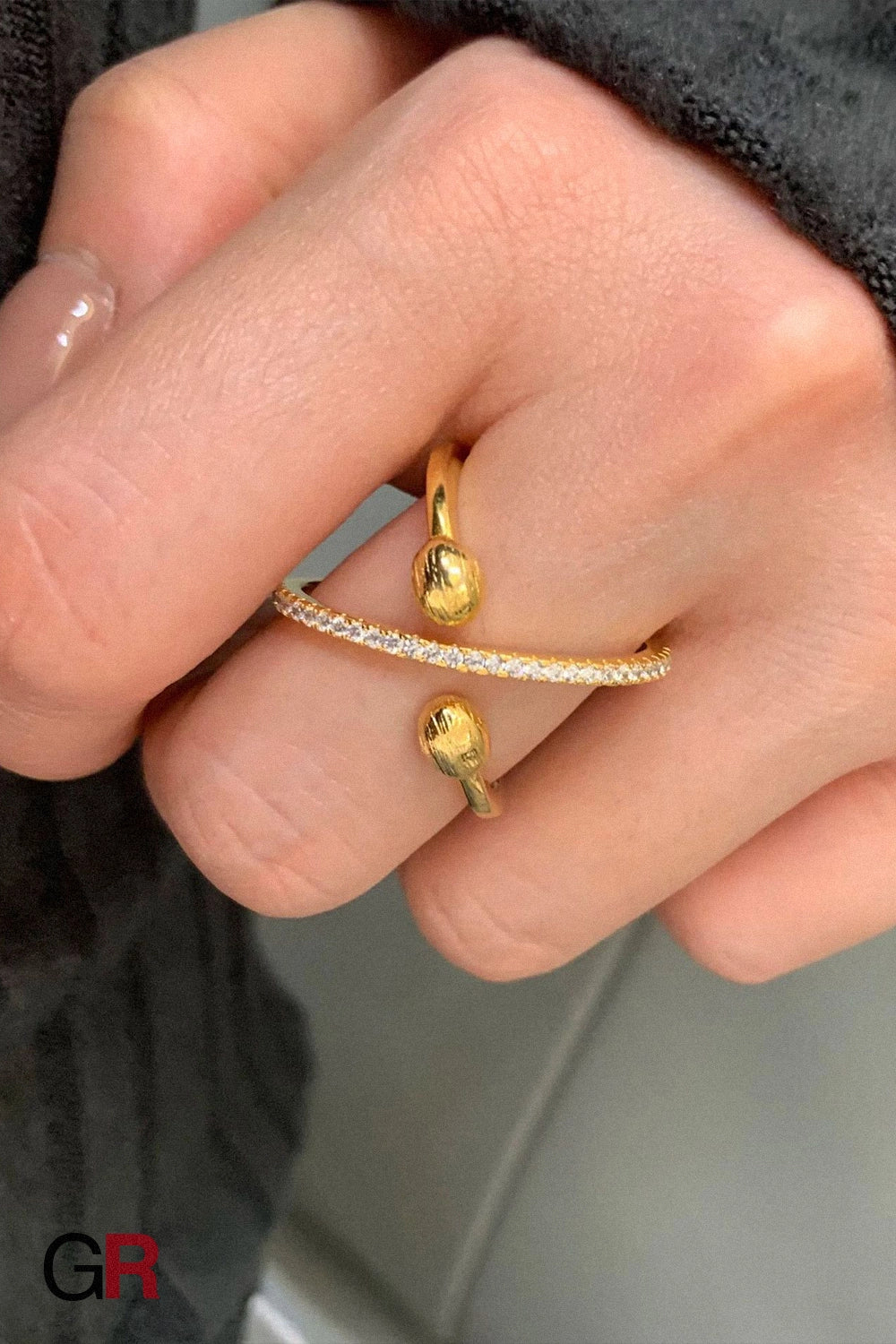 “GlamoROZ Orion Orbit Gold & Silver Chain Ring Jewelry close-up of alternating gold and silver chain links”