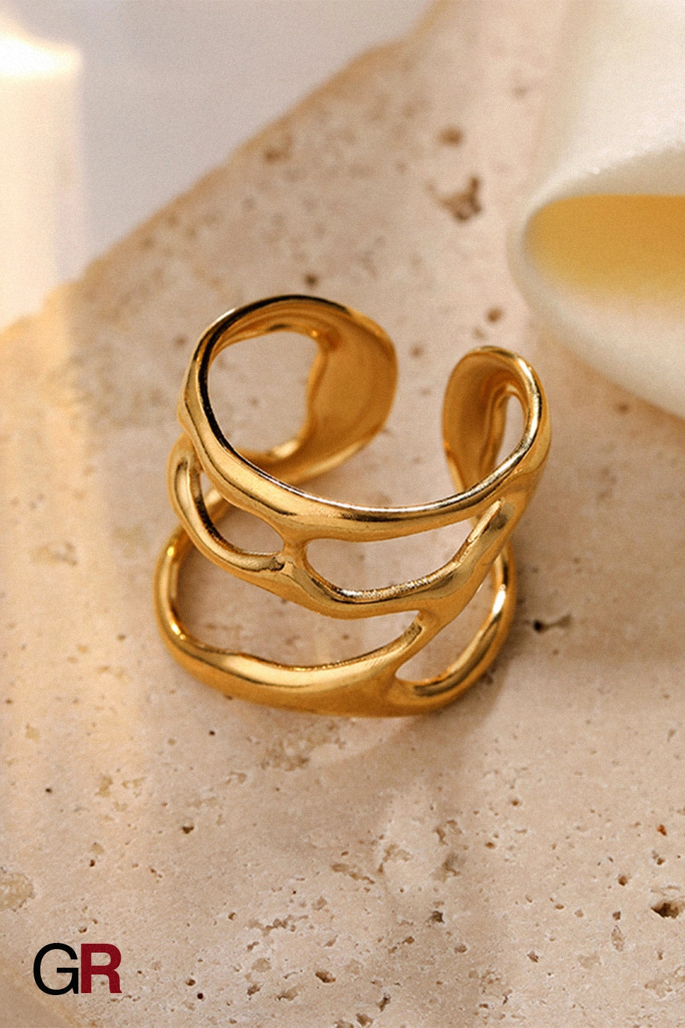 “GlamoROZ Muse Doré Fluid Gold Band Ring Jewelry close-up of fluid gold band detail”