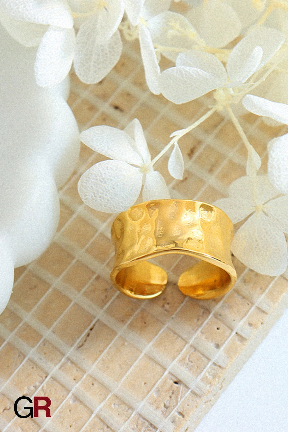 “GlamoROZ Aurora Hammered Gold Band Ring Jewelry open-ended band and gold-plated detail close-up”